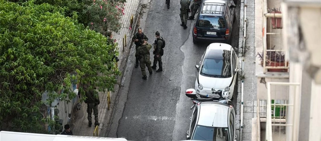 Εξάρχεια: Σε εξέλιξη επιχείρηση εκκένωσης κτιρίου υπό κατάληψη από την αστυνομία